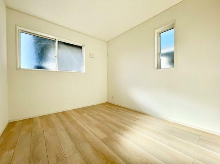 和室 ■■明るい居室■■ 温もりある自然光を感じていただける居室です。飽きのこないナチュラルカラーの床にホワイトの壁紙は、色褪せることのない心地良さを作ります。