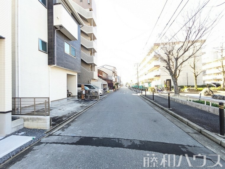 現況写真 1号棟側　接道状況および現場風景　【名古屋市北区安井2丁目】