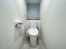 トイレ トイレにはブルー系のアクセントクロスを使用して清潔感のある空間に！