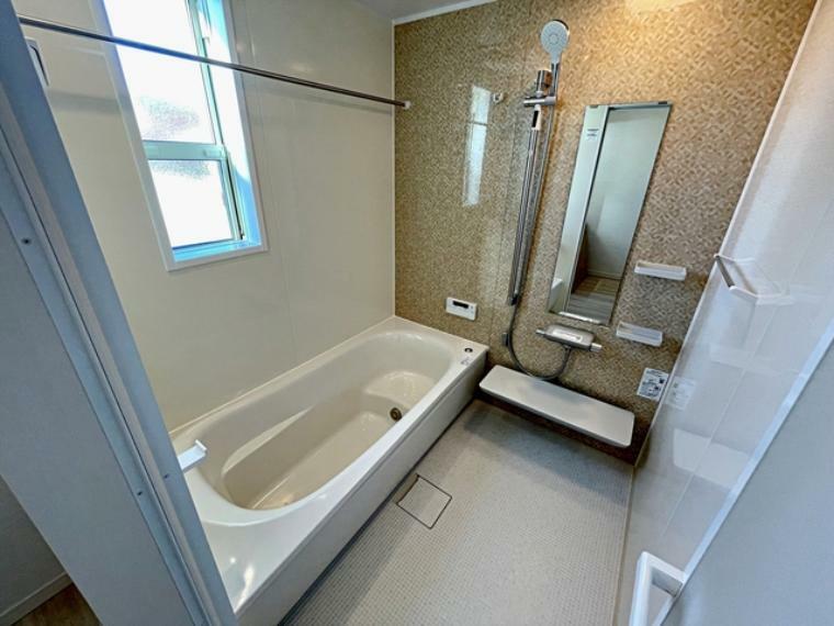 浴室 半身浴ができるベンチ付節水型浴槽を採用  高級感のあるアクセントパネルが魅力の浴室は1坪タイプでゆったりとした空間です！