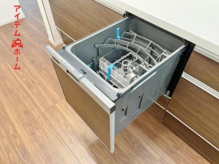 手間・時間をかけず、効率よく食器類を洗浄。家事の時間を大幅に短縮出来ます。 かつ節水効果にも優れた食洗機を標準装備。スライド式なので場所も取りません。 ※現況優先、内覧時にご確認ください。