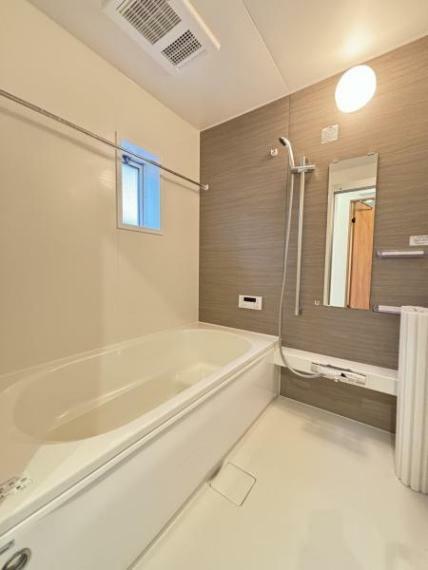 【リフォーム済/浴室】浴室はハウステック製の新品のユニットバスに交換しました。浴槽には滑り止めの凹凸があり、床は濡れた状態でも滑りにくい加工がされている安心設計です。