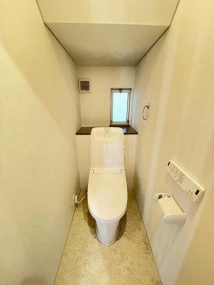 【リフォーム済/トイレ】トイレは温水洗浄機能付きに新品交換しました。キズや汚れが付きにくい加工が施してあるのでお手入れが簡単です。直接肌に触れるトイレは新品が嬉しいですよね。