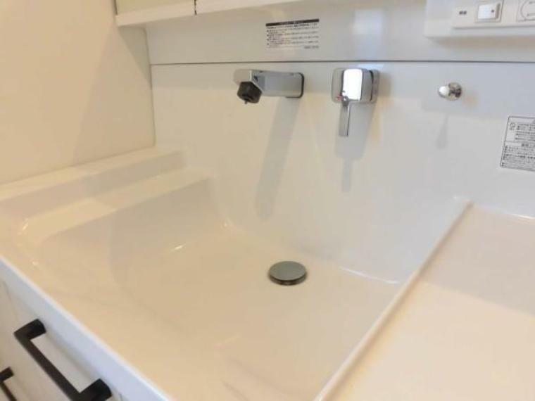 【同仕様写真】新品交換する洗面化粧台の水栓は、お湯と水をきちんと使い分けられるエコな仕様です。お湯のムダづかいを防ぐので、ガス代も節約。家計に優しい設計です。