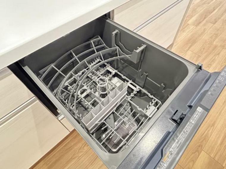 キッチン 【リフォーム済/食洗器】新品キッチンには食洗機を設置しました。毎日の食器洗いの時間をほかのことに回すことができるのは嬉しいですね。