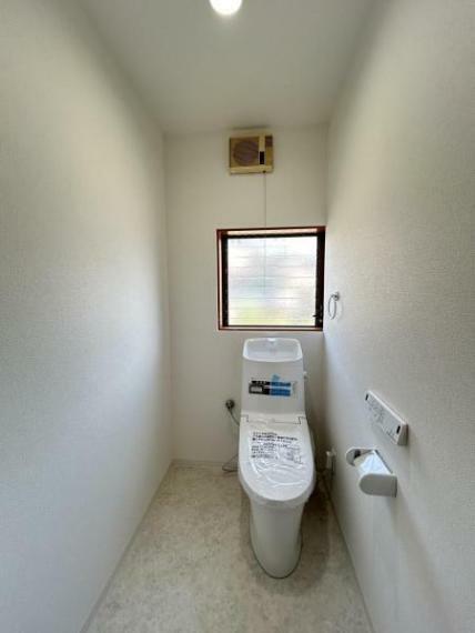 【トイレ】便器・便座はLIXIL製のものに新品交換しました。温水洗浄機能、暖房便座付きでいつでも快適です。