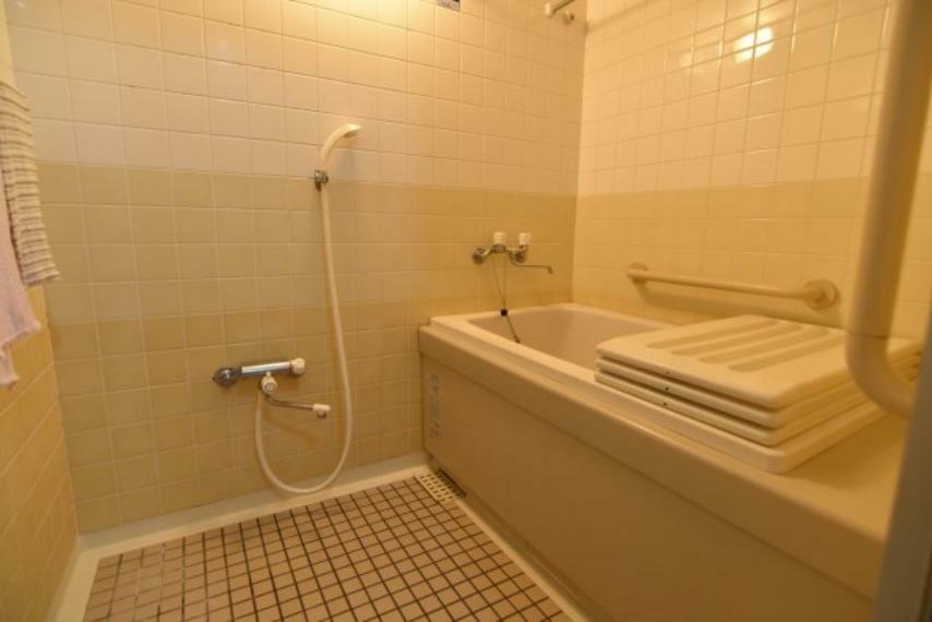 浴室 落ち着いた色合いの浴室は換気機能もございます。