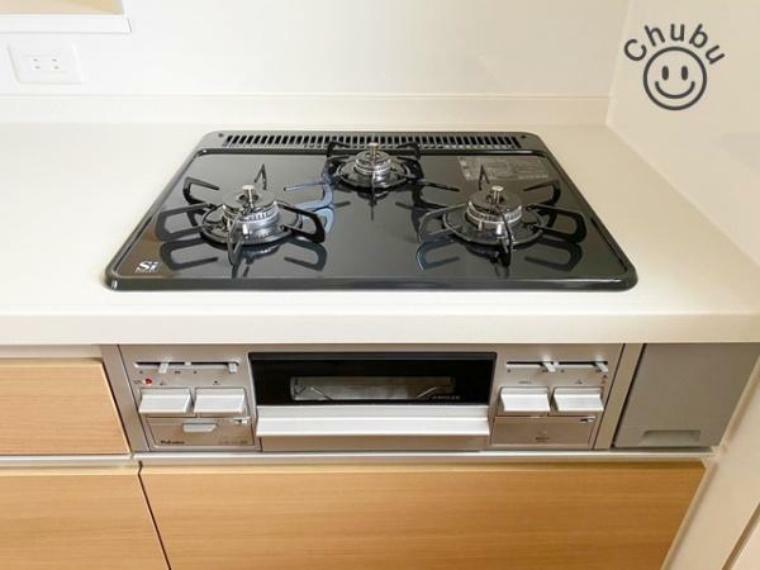 キッチン ガスコンロは全バーナーに温度センサーが搭載されたSiセンサーガスコンロです。調理油過熱防止装置や消し忘れ消火機能等で、楽しく安全に料理できます。