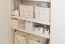 収納 【リネン庫orクリーンニッチ】  タオルや洗剤・ティッシュなどのストック品が仕舞えるリネン棚、またはタオルなどをかけられるクリーンニッチ空間をご用意しました。※号棟により採用状況が異なります。