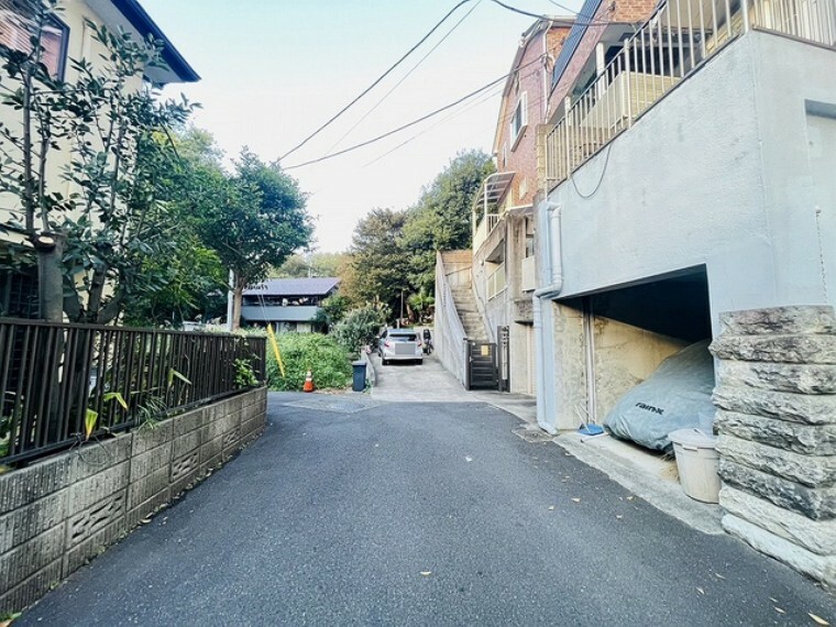 現況写真 周辺は住宅が建ち並ぶ閑静な住宅街です。