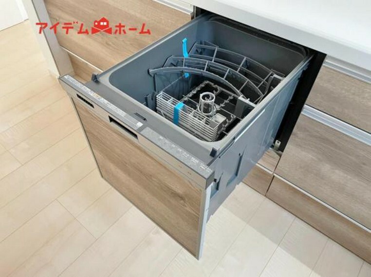 手間・時間をかけず、効率よく食器類を洗浄。家事の時間を大幅に短縮出来ます。 かつ節水効果にも優れた食洗機を標準装備。スライド式なので場所も取りません。