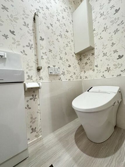 キッチン トイレは、洗浄機能を標準完備。清潔な空間の印象です。