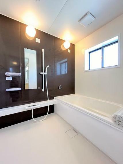 【リフォーム済】浴室はハウステック製の新品のユニットバスに交換しました。1.25坪サイズの広々とした浴室で、1日の疲れをゆっくり癒すことができますよ。
