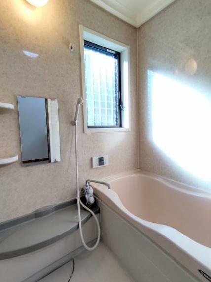 浴室 【リフォーム済】ユニットバスはクリーニングを行いました。給湯リモコンを新設しました。自動湯張り・追い焚き機能付きで、いつでも温かいお湯につかれます。