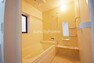 浴室 窓付きのバスルーム。陽射し差し込む明るい環境は、日中の入浴も気持ち良くお使い頂けそうです。