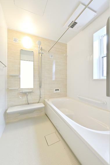 浴室 浴槽は大人でも足を伸ばしてゆったりできる広さ。壁面は落ち着いた色合いでリラックスタイムを演出します。（1号棟）
