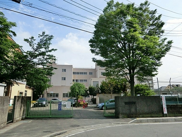 小学校 創立は昭和51年4月1日。「なかよく かしこく たくましく 」を学校目標に掲げる。