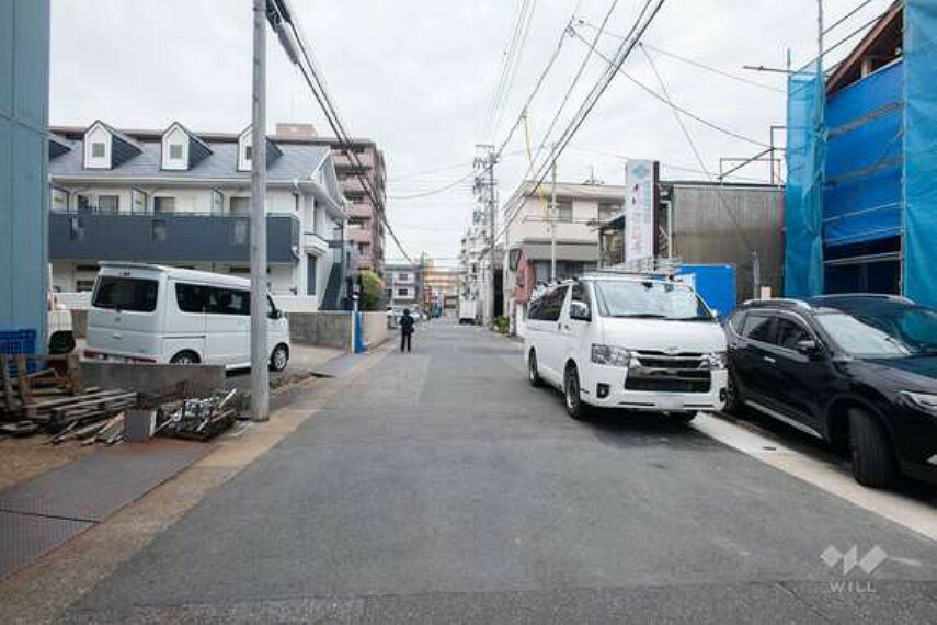 現況写真 物件の西側前面道路（南側から）［2023年10月21日撮影］