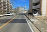 現況写真 物件の北西側前面道路（南西側から）［2023年12月14日撮影］