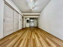 広くて開放的な大空間のリビングです。床材、建具、壁紙の調和が居心地の良いリビングルームを感じさせてくれます。