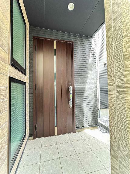 玄関 【玄関】家の顔となる玄関は、高いデザイン性が求められます。高級感と断熱性、防犯性に優れた玄関ドアを標準装備。ピッキング対策のセキュリティサムターン等、防犯に考慮しました。