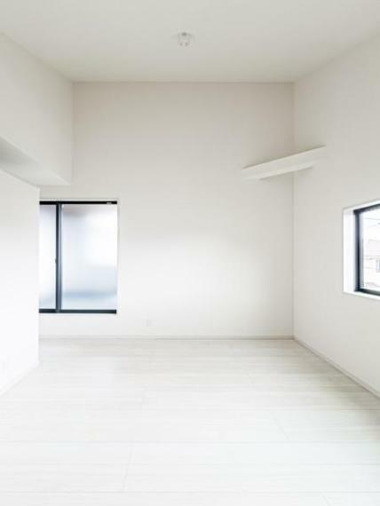 洋室 開放感たっぷりの勾配天井で、広さも贅沢な7.5J。