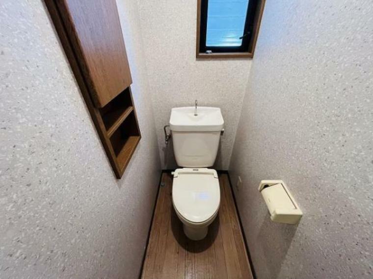 トイレ 2階トイレ　窓付きで明るく換気も充分です！
