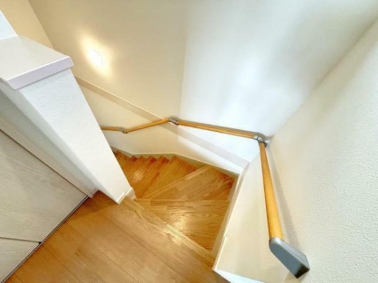 階段　手すり付きで安全ですね。
