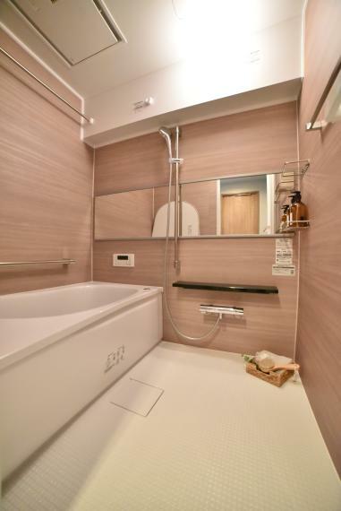 浴室 【同社施工例】ゆったりとした広さのバスルームで一日の疲れを癒せます。