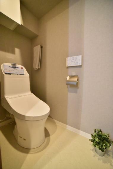 トイレ 【同社施工例】ウォシュレット・暖房付き便座で快適！