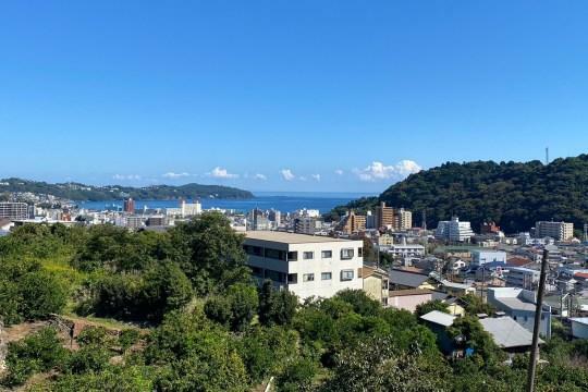 現況写真 湯河原の街並み、海、山々を望みます