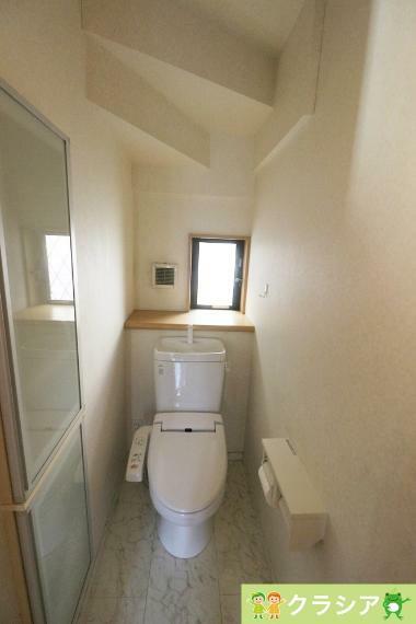 トイレ 1階トイレです。壁には収納スペースがあり、トイレットペーパーや芳香剤などを置くのに便利ですね（2024年1月撮影）