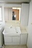 洗面化粧台 洗面台の三面鏡の裏には収納があるので、見られたくないものの収納に便利