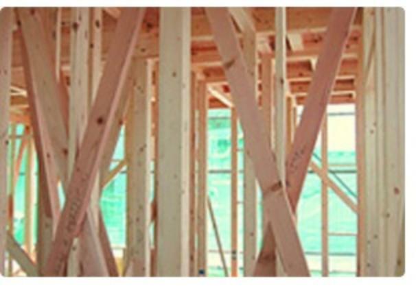 構造・工法・仕様 【木造軸組み工法】土台、柱、梁などの住宅の骨格を木の軸で造る工法で、床には構造用合板を使用するなど、強い耐震性・耐久性を発揮しています。