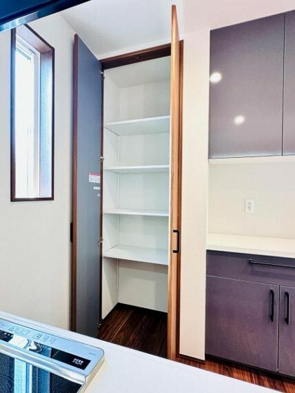 構造・工法・仕様 【キッチンパントリー】リビング内にあるパントリーは奥様のプライベート空間！食材の収納庫としても使えます。利用用途は様々です！