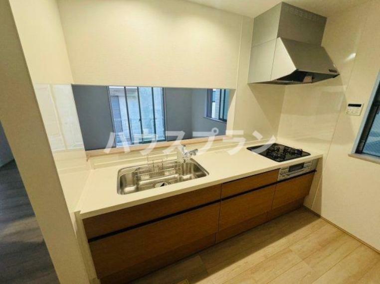 キッチン 設備充実のシステムキッチン。 最新の調理機器や便利な収納スペースが揃い、料理や家事をより効率的に行える快適な環境です。 調理や片付けがスムーズに行える設計のキッチンです。