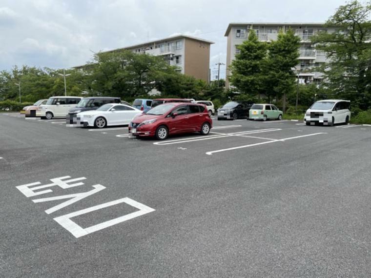 敷地内駐車場 平置きタイプの駐車場。使用料（月額）…6000円