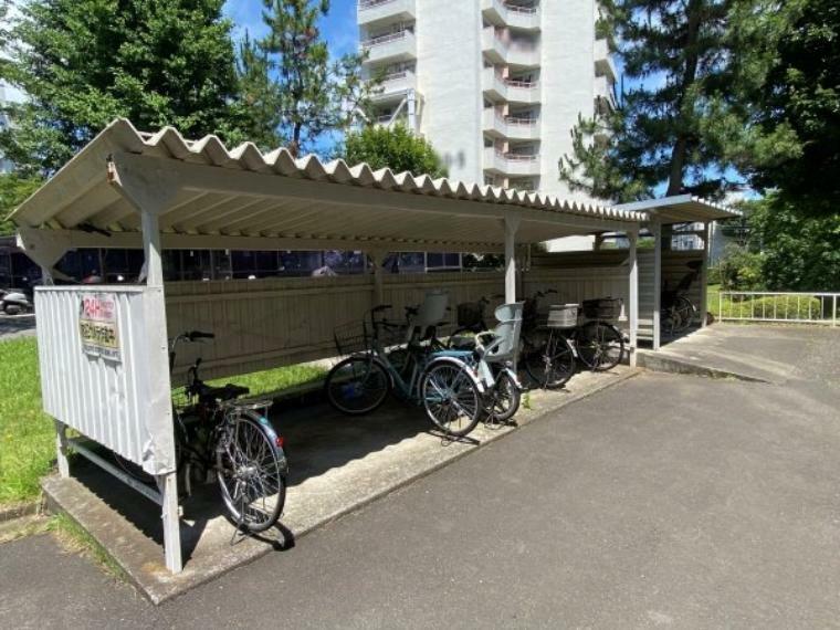 屋根付きの駐輪場。使用料（年額）…1000円