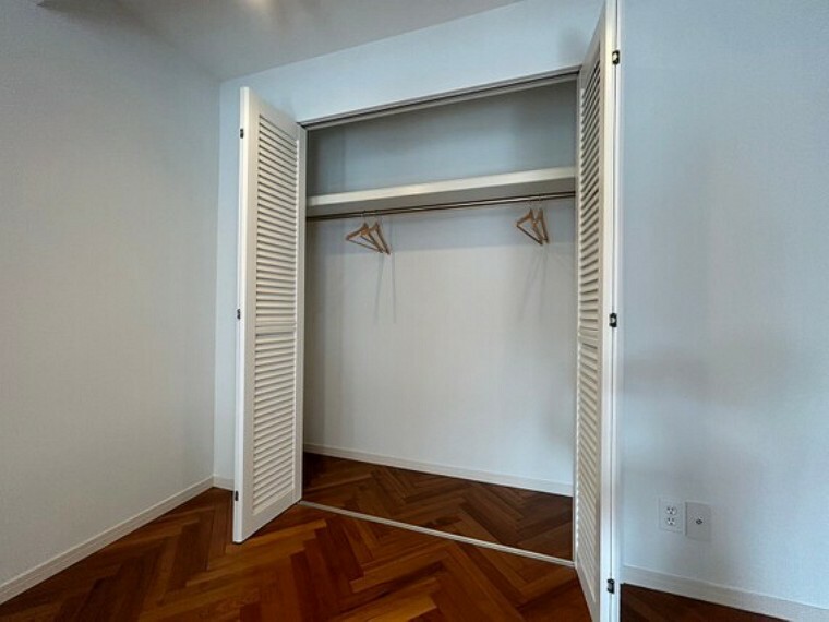 収納 両開きの扉がついていて、開口部広く、大きなものも入れやすいです。