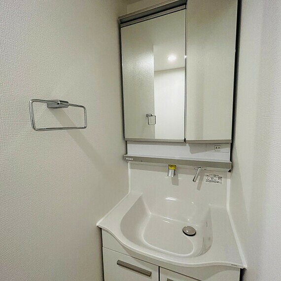 洗面化粧台 ワイドな鏡と収納を完備した、使いやすい洗面台。