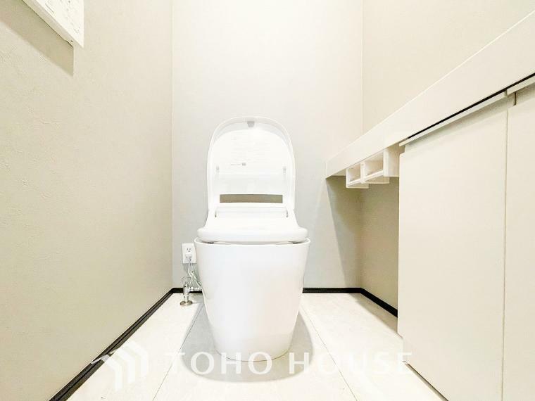 トイレ 換気と明るさに配慮した、清潔感溢れるトイレ。落ち着いた空間で安らぎのひとときをお過ごしいただけます。
