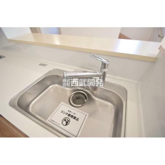 使いやすいシングルレバー混合水栓を採用、浄水器内蔵でさらに便利！