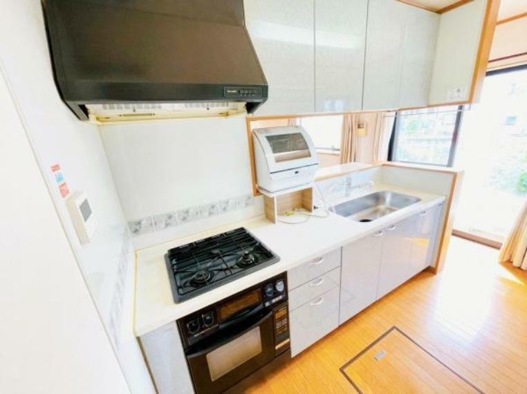 キッチン ガスオーブン付きのうれしいキッチン！食器洗浄機（2018年製）もついております。忙しい時でもスムーズに動けそうですね。