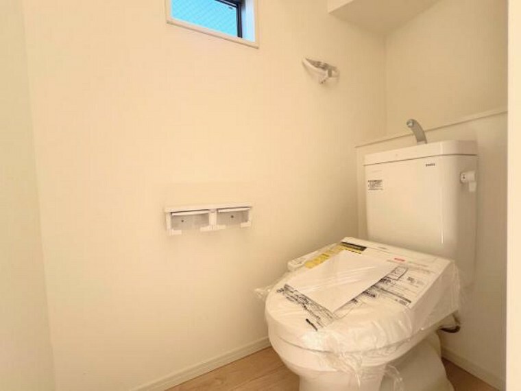 トイレ 【トイレ】ゆとりをもったトイレの広さ、白ベースに清潔感ある空間です。