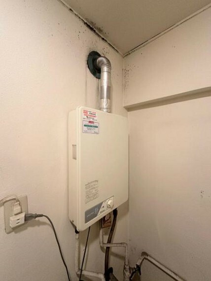 発電・温水設備 屋内式の給湯器です。