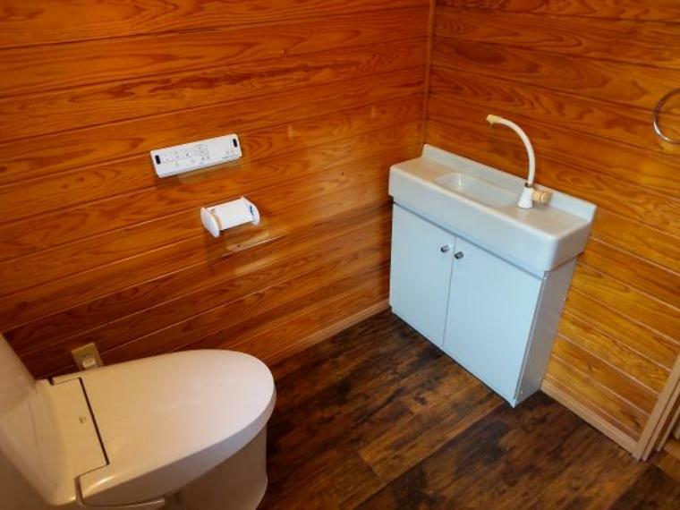 トイレ トイレには便器とは別に独立した手洗いが付いており便利ですね。清掃済みです。