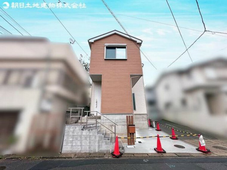現況外観写真 閑静な住宅街に佇む住まい、江ノ島線「善行」駅徒歩17分の立地です。