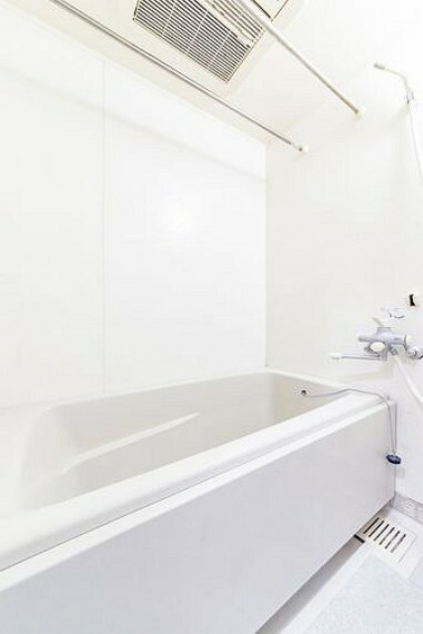 浴室 【浴室】浴室は「1418サイズ」白を基調とした清潔感のある浴室です。浴室換気乾燥暖房機・お湯張り・追い炊き機能付き