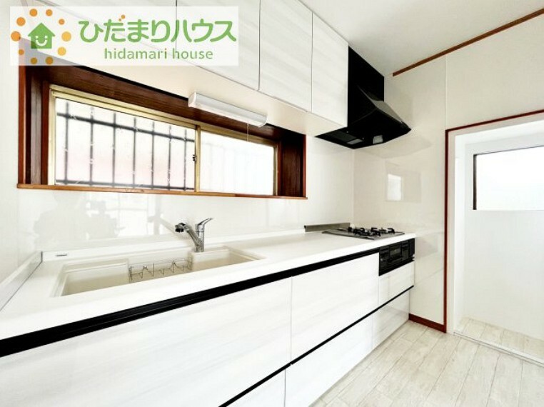 キッチン 清潔感あふれるホワイトカラーを基調とした明るいキッチン