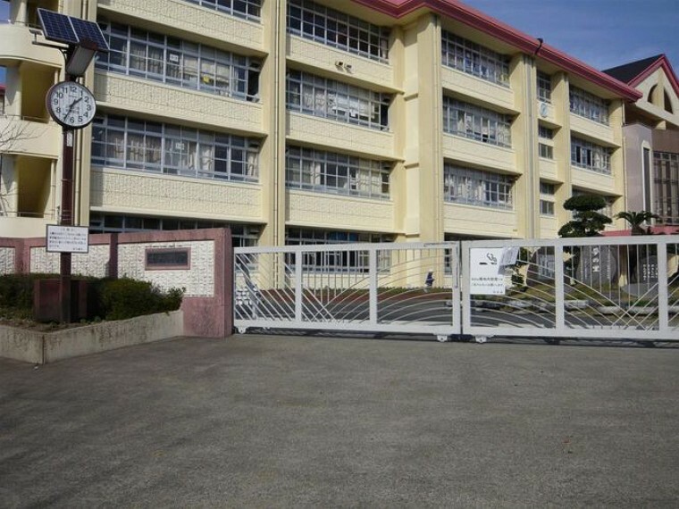 小学校 伊敷台小学校【鹿児島市立伊敷台小学校】は、伊敷台4丁目に位置する1993年創立の小学校です。令和3年度の生徒数は509人で、23クラスあります。校訓は「つよい体に　やさしい心　よく考えがんばりぬく